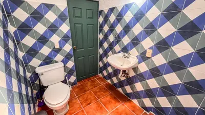 Un baño de Ganesha House