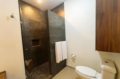 Un baño de Beachfront in a peaceful Resort 8mi from Puerto Escondido
