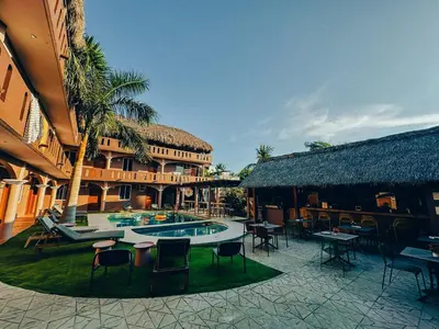 Un restaurante o sitio para comer en Viajero Puerto Escondido Hostel