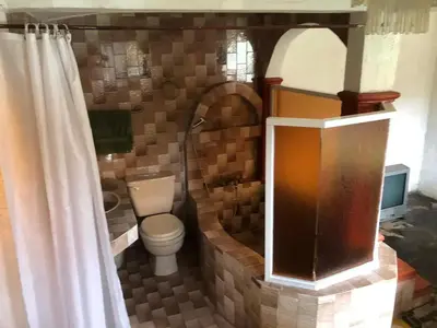 Un baño de Casa antigua llena de vida, alberca en Cuernavaca
