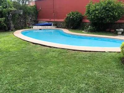 Piscina en o cerca de Casa antigua llena de vida, alberca en Cuernavaca