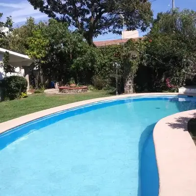 Casa antigua llena de vida