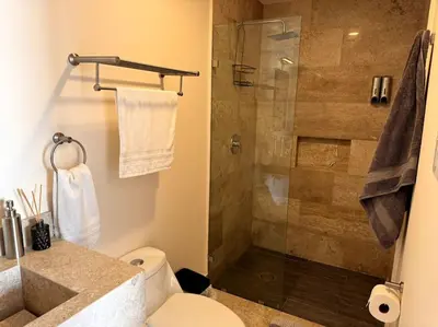 Un baño de Depa Luxe 2HAB con Alberca y Playa Caminando