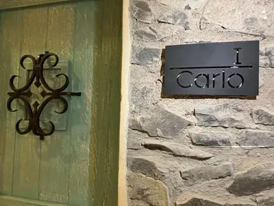 Certificado, premio, señal o documento que está expuesto en Castello di Carlo - Suite Carlo I