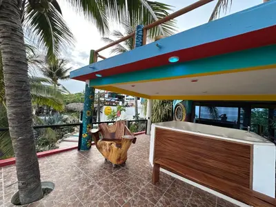 Un balcón o terraza de Beachfront Paradise Boutique Hotel - Alebrijes Jacuzzi Suits