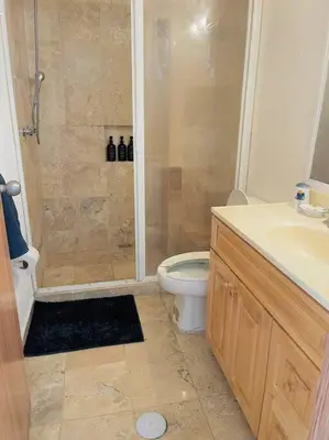 Un baño de Espectacular departamento a pasos de costera