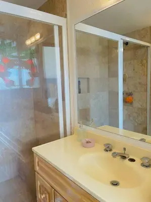 Un baño de Espectacular departamento a pasos de costera