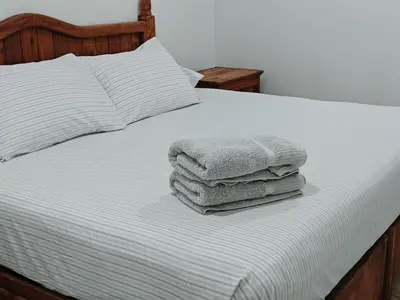 Cama o camas de una habitación en Cerca de Salones de Fiesta, con Alberca, AC e Internet