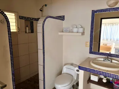 Un baño de Casa Calilla, Un pequeño oasis en Punta Zicatela