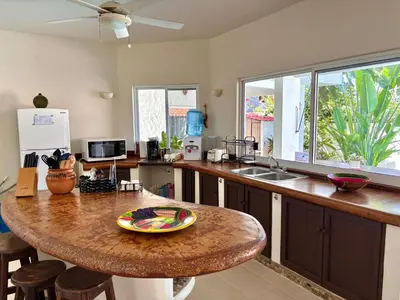 Una televisión o centro de entretenimiento en Casa Calilla, Un pequeño oasis en Punta Zicatela