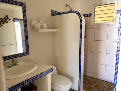 Un baño de Casa Calilla, Un pequeño oasis en Punta Zicatela
