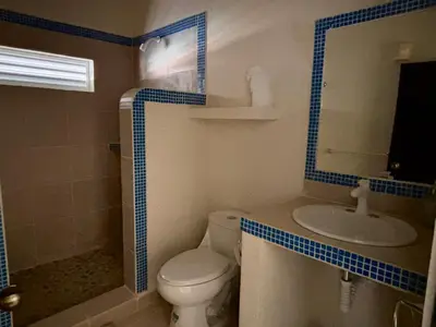 Un baño de Casa Calilla, Un pequeño oasis en Punta Zicatela