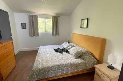 Cama o camas de una habitación en Lovely one bedroom apartment surrounded by nature