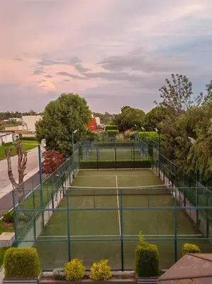 Instalaciones para jugar a tenis o squash en Departamento Parque Finsa, nuevo con cancha de Padel cerca de Volkswagen o alrededores
