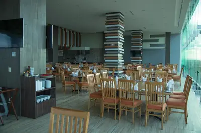 Un restaurante o sitio para comer en Holiday Inn Coatzacoalcos by IHG