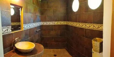 Un baño de Cabañas Telayú