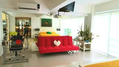 Una televisión o centro de entretenimiento en BLISSFUL ACATOWN BEACH PENTHOuSE