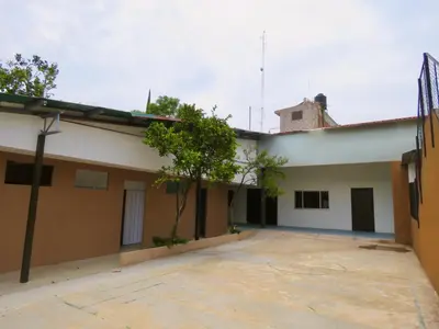 Edificio en el que se encuentra el hostal o pensión