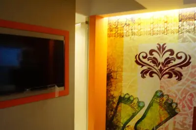 Una televisión o centro de entretenimiento en Hotel Amala