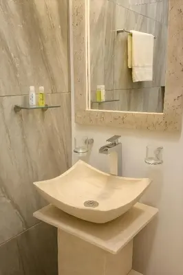 Un baño de Suites C O V A D O N G A