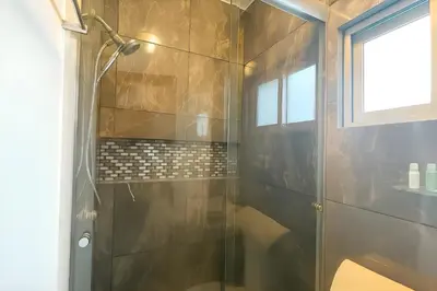 Un baño de Suites C O V A D O N G A