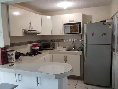 Una cocina o zona de cocina en Exclusivo Departamento Zona Diamante