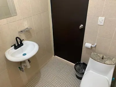 Un baño de Ideal apartment to rest near the Airport