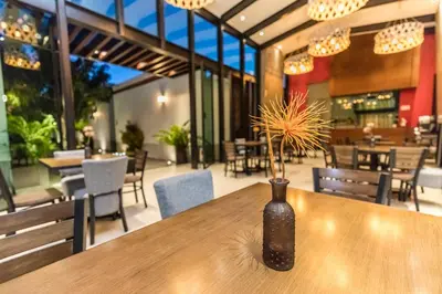 Un restaurante o sitio para comer en Marialicia Suites, Hotel Boutique