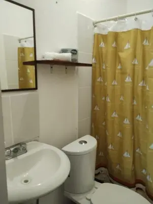Un baño de Casa Nayeeche, Hospedaje & Dive Center