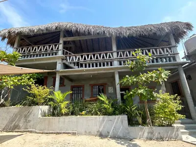Edificio en el que se encuentra el hostal o pensión