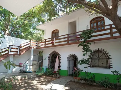 Edificio en el que se encuentra el hostal o pensión