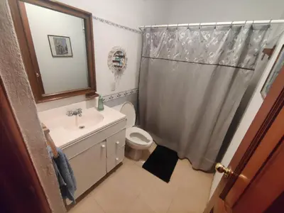 Un baño de Casa de campo, jardín con juegos privado