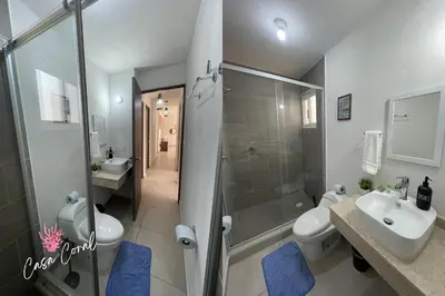 Un baño de Depa Coral con Club de Playa Exclusivo Playa Bonfil Diamante