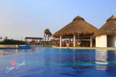 Piscina en o cerca de Depa Coral con Club de Playa Exclusivo Playa Bonfil Diamante