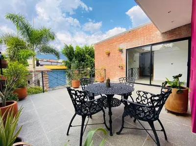 Un patio o zona al aire libre en Alojamiento entero Casa Tozcano