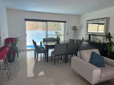 Plano de Comfy House with Heated Pool