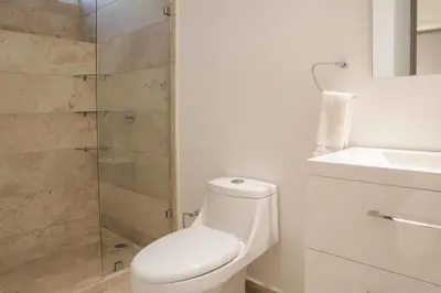 Un baño de New Beachfront Paradise at Armandos Le Club