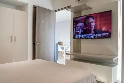 Una televisión o centro de entretenimiento en New Beachfront Paradise at Armandos Le Club