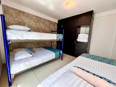 Cama o camas de una habitación en Charming and Family With a pool and ocean view, 3 blocks from the beach, with 2 TVs and Netflix & HBO