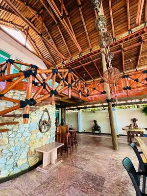Un restaurante o sitio para comer en Villas Coco Mare Habitacion 2