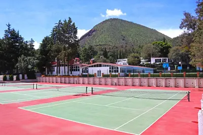 Instalaciones para jugar a tenis o squash en Coral Clubes Santa María o alrededores