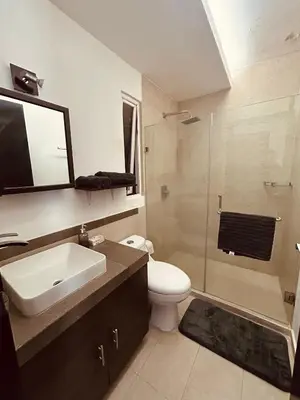 Un baño de Vista a Playa con Alberca en Blvd principal frente al Mar 3hab
