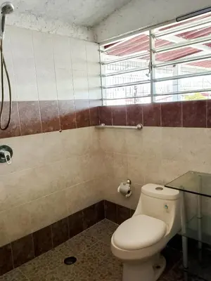 Un baño de Bien ubicado, cerca de todo
