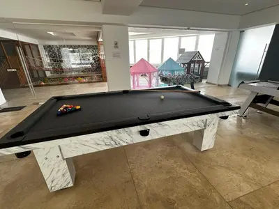 Mesa de billar en Departamento Moderno con Vista al Mar