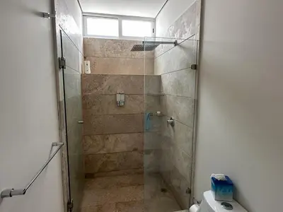 Un baño de Departamento Moderno con Vista al Mar