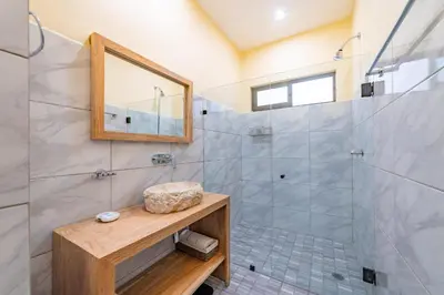 Un baño de 3049 - Brisas Condo 4