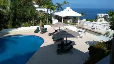 Piscina en o cerca de Villa Panoramica 2 pisos, piscina vista al mar