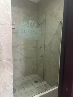 Un baño de Auto Hotel El Cine