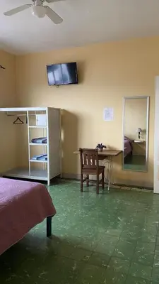 Una televisión o centro de entretenimiento en Hotel Suites Córdoba