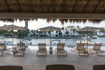 Plano de Departamento acogedor con vista al mar y alberca